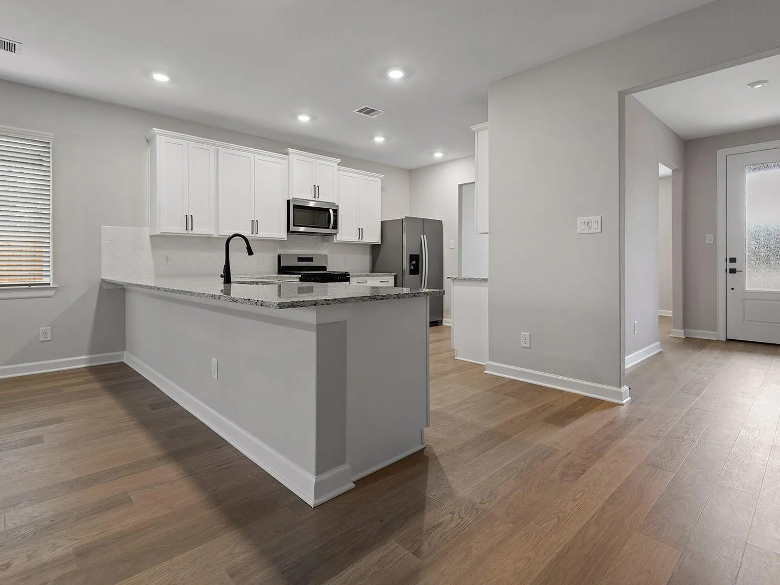 3 bed, 2.0 bath, 1847 sqft, $2,900 — Photo 3