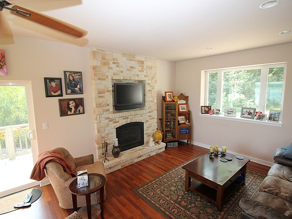 Living Room / Gas Fireplace