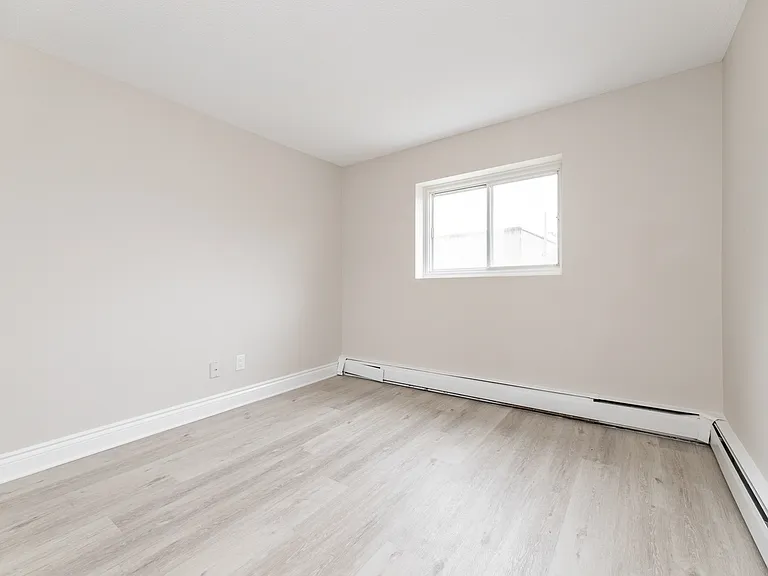 215 Clarence St — Photo 21