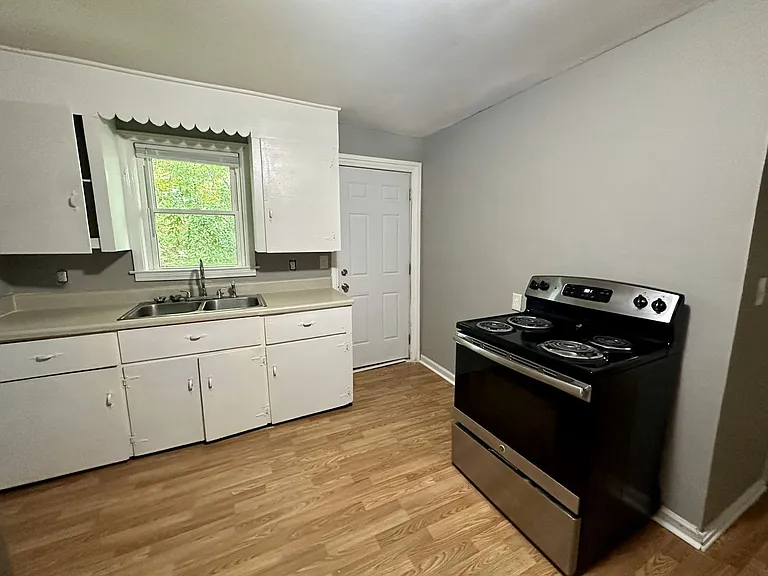 Locust Dr - 894 / 896 — Photo 15