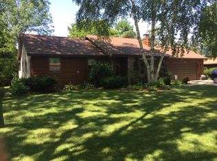 530 Rolling Green Dr, Green Bay, WI 54313