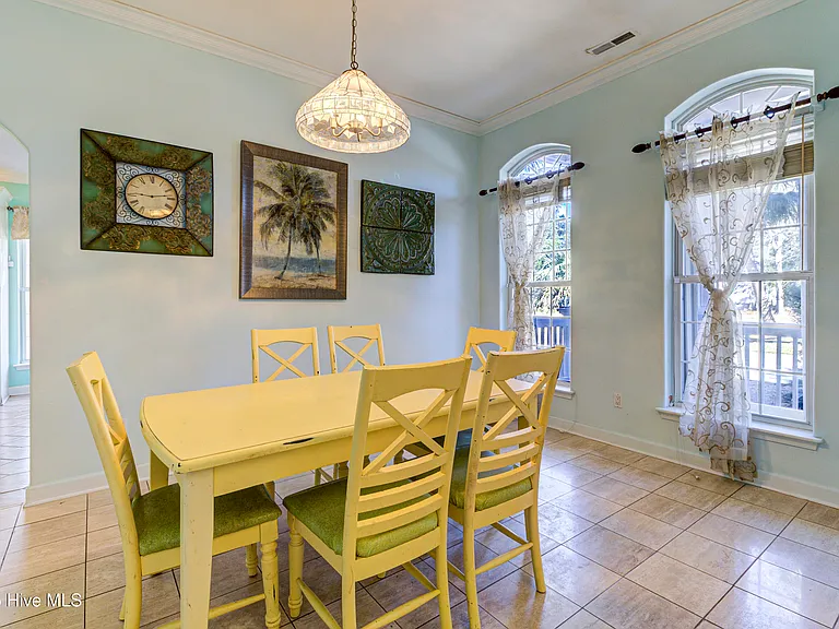 613 Clarendon Ave — Photo 9