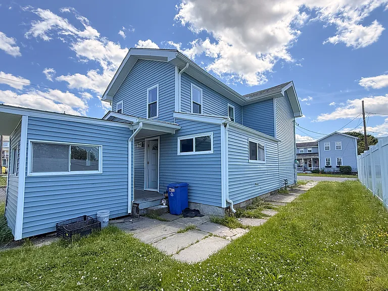 305 Willow St — Photo 2