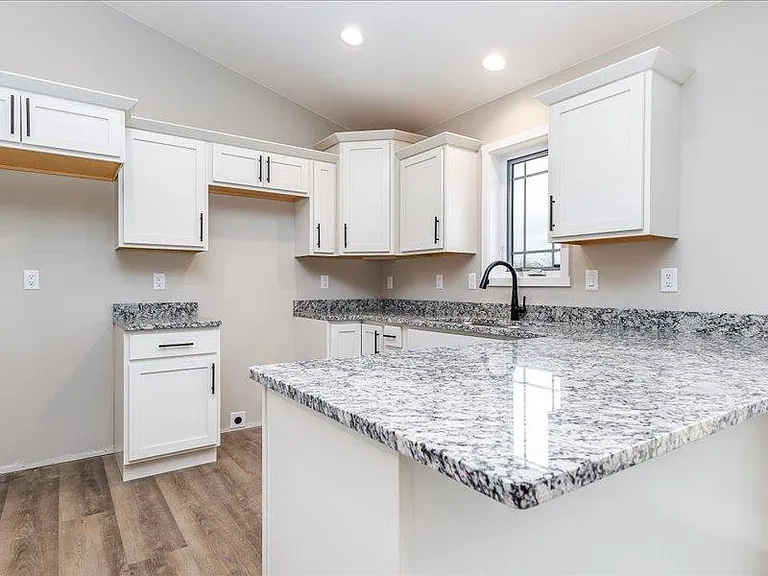 405 N Blake Ave — Photo 2