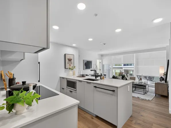 8030 Oak St #202, Vancouver, BC V6P 4A7