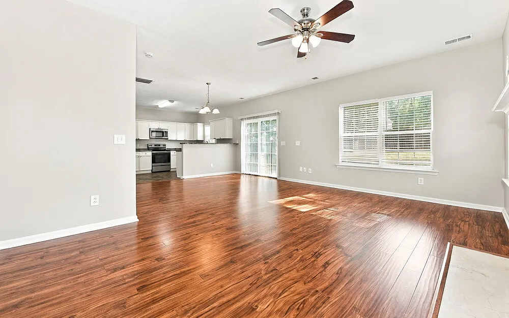 3 bed, 2.5 bath, 1676 sqft, $2,385 — Photo 4