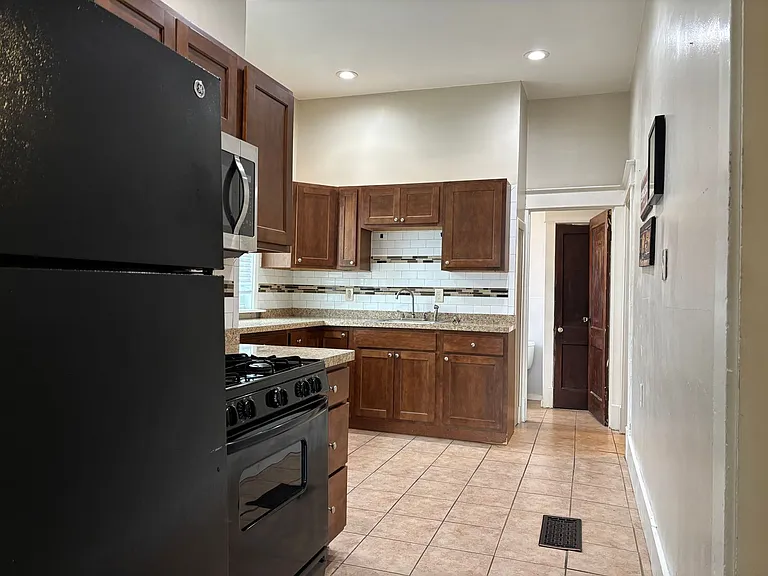 606 Amherst St — Photo 4
