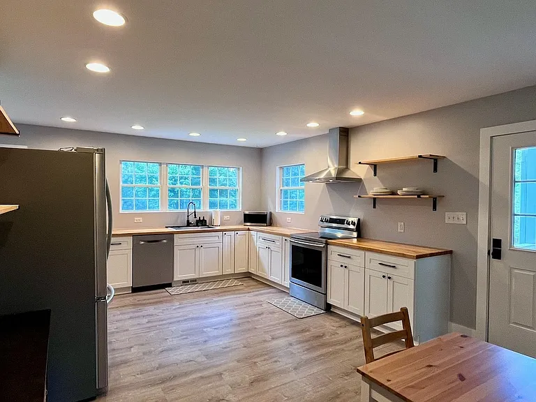 107 Mountain View Dr — Photo 3