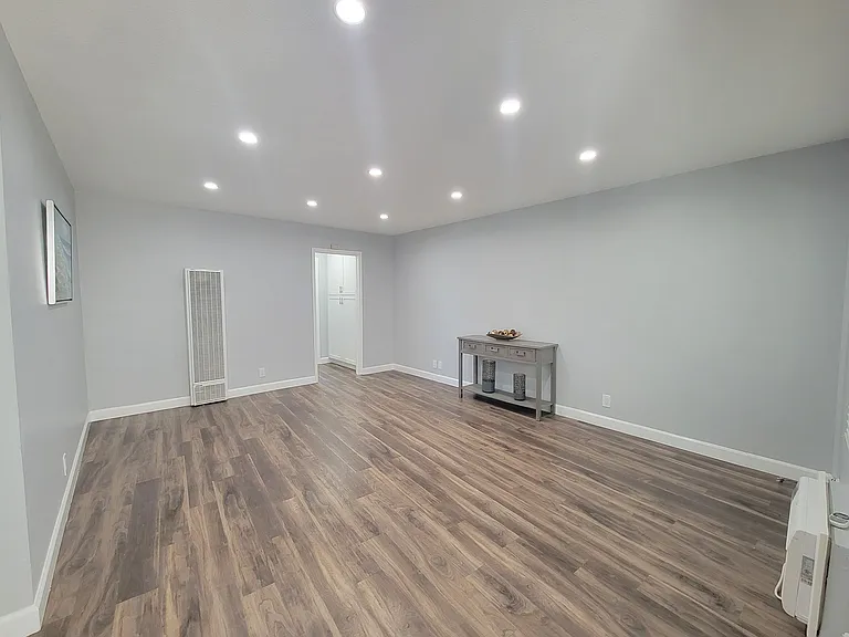 Marquis Apartments — Photo 17