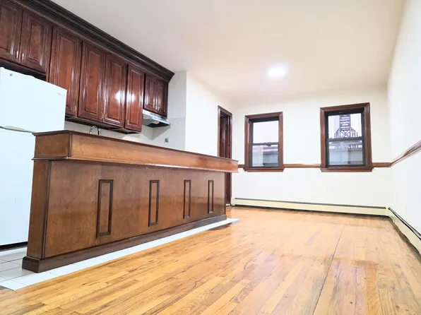 960 Third Avenue image 1 of 5