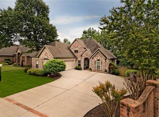 3077 E Greystone Dr, Fayetteville, AR 72764