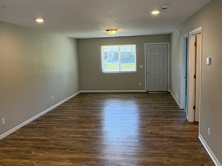 1009 N Walnut St — Photo 4