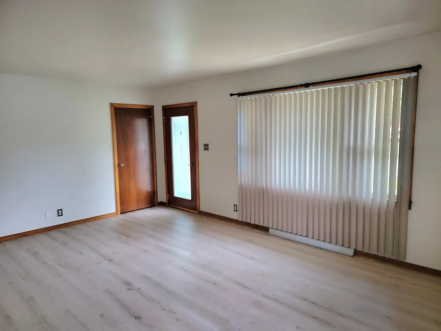 3 bed, 1000 sqft, $1,325 — Photo 2