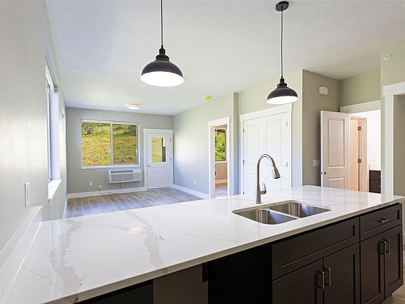 5th image of 648 Highton St