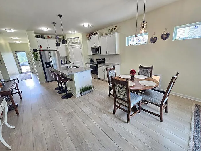 405 Griffon Dr — Photo 4