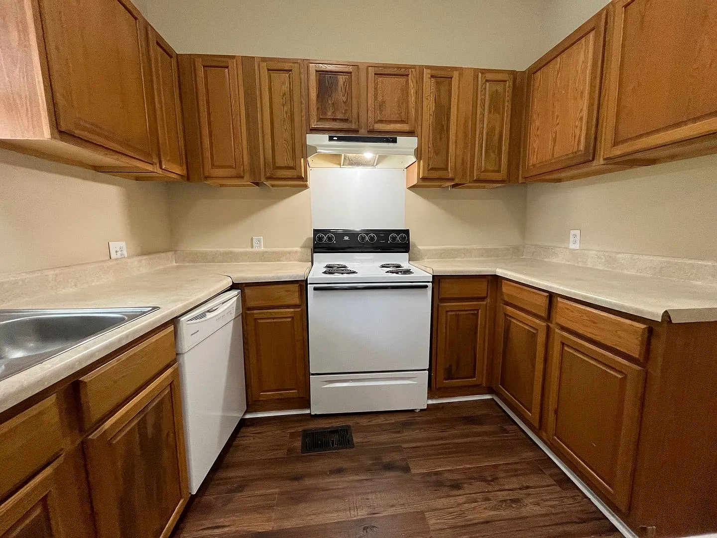 825 E Henry St — Photo 3