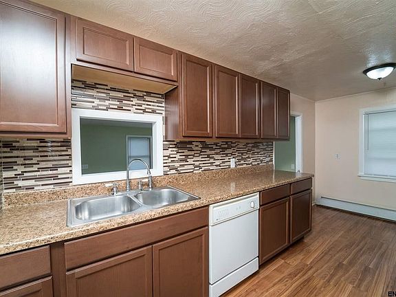 5th image of 28 Ayre Dr