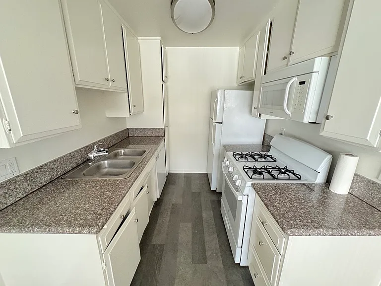 447 W Elk Ave #3 — Photo 22