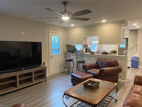 4th image of 504 Gloria Dr