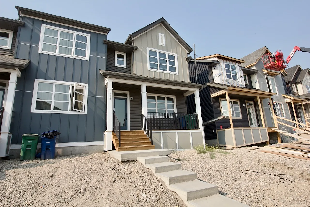 3 Bed 2.5 Bath Duplex Airdrie Alberta — Photo 1