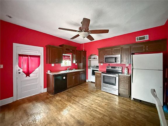 4th image of 310 W 23rd St