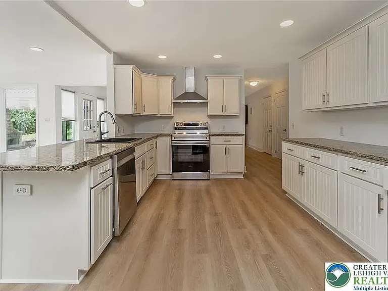 4050 Ascot Cir — Photo 4