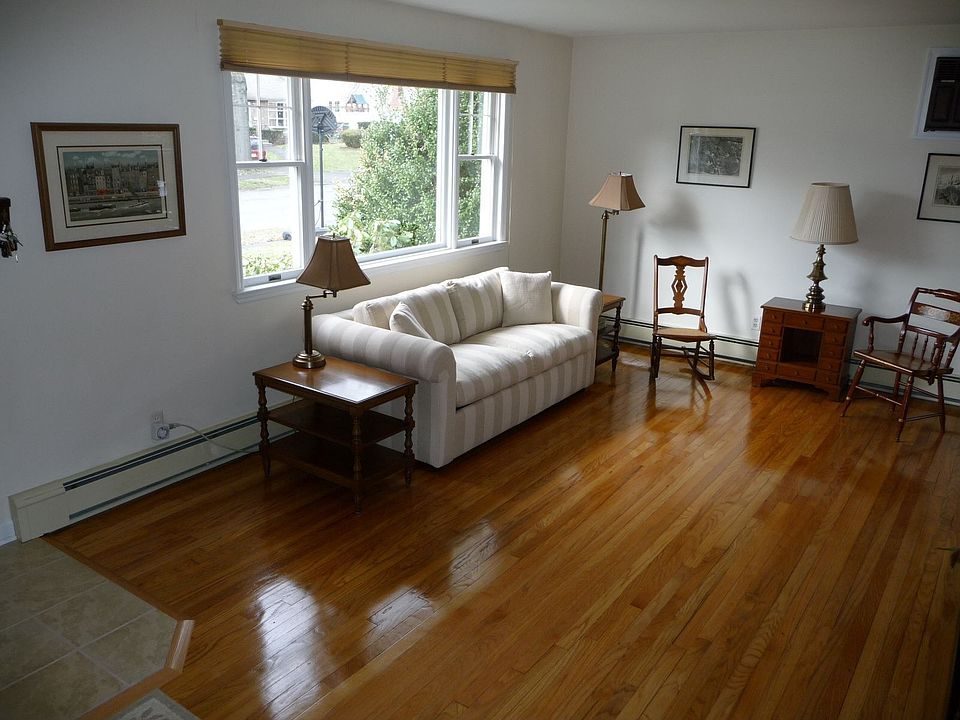 Gleaming Hdwd Floors !