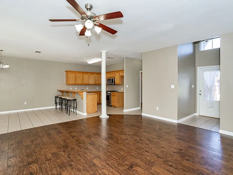 10022 Petersburg Dr — Photo 8