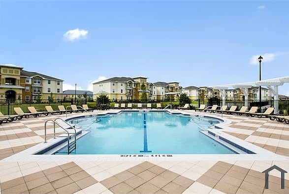 2nd image of 302 Parkland Cir
