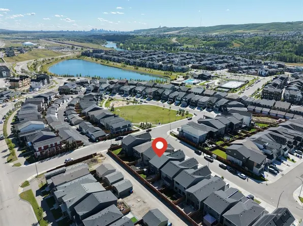 147 N Royston Rise NW, Calgary, AB T3L 0J2