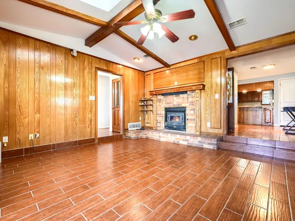 2112 Mangum St, Commerce, TX 75428