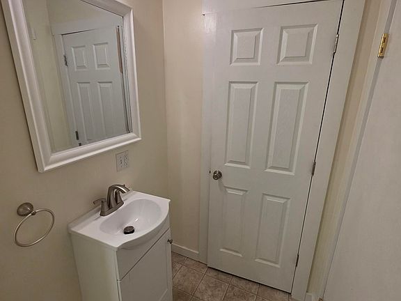 4th image of 1059 W Hannah St #1