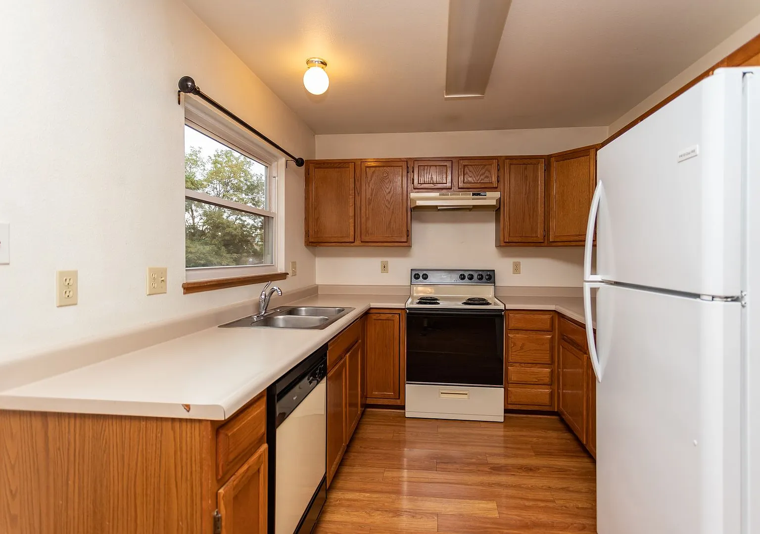 Well Maintained bi-level home in Stetson Hills! — Photo 3