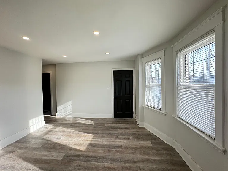 931 Main St E #4 — Photo 13