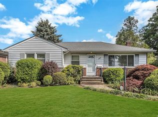 127 8th St, Hicksville, NY 11801
