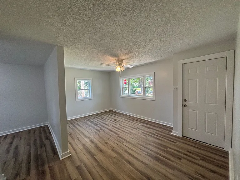 220 Parker Ln — Photo 3