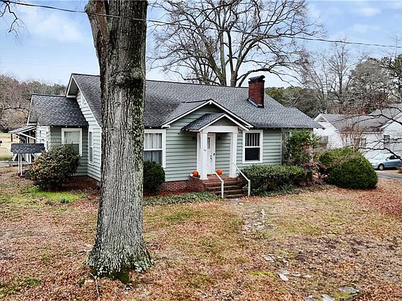 2nd image of 140 1st St NE