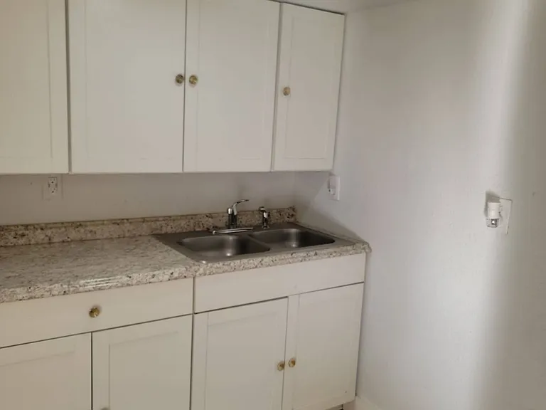 1425 Tamiami Trl #E — Photo 6