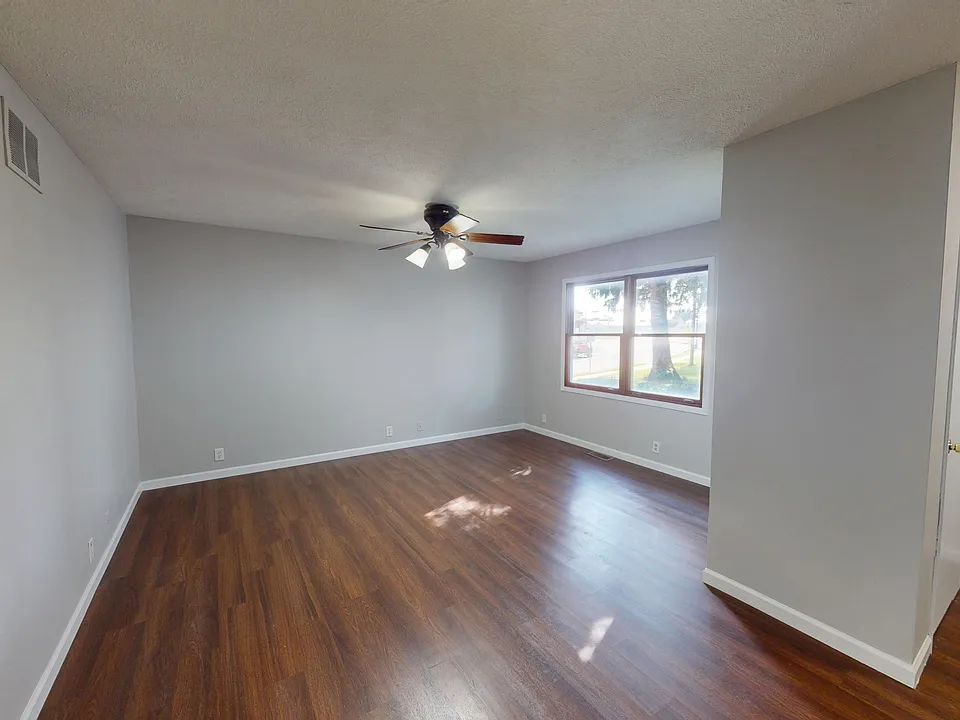 142 E Lincoln Hwy #1