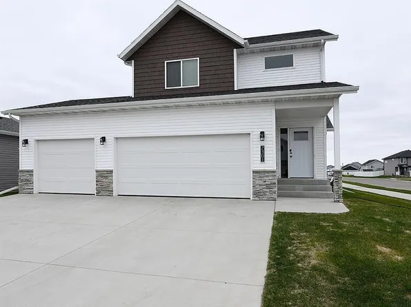 7301 26th St S, Fargo, ND 58104
