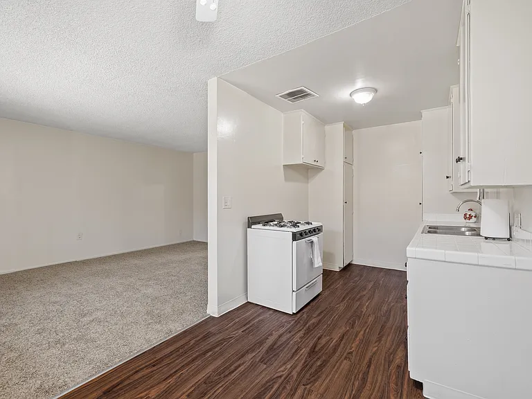 621-625 W. Hyde Park Blvd. — Photo 19