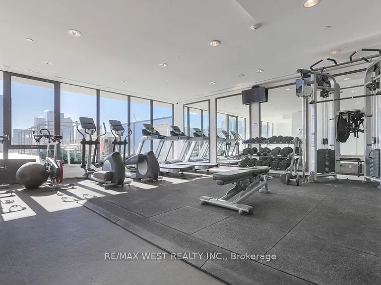 560 King St W #214 — Photo 15