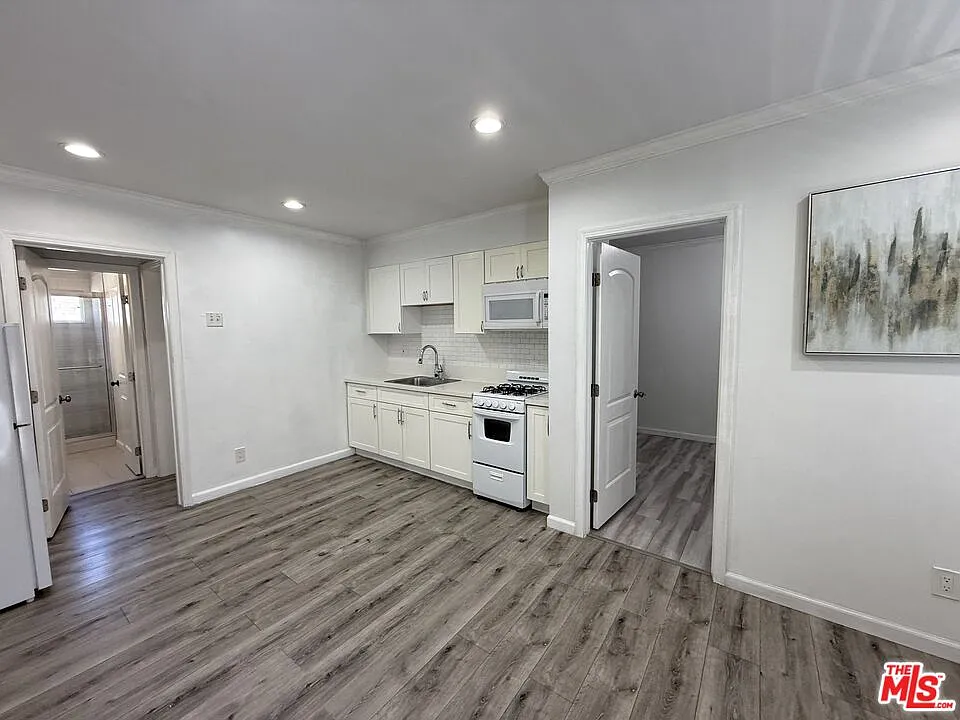 2 bed, 2.0 bath, 923 sqft, $2,500 — Photo 2