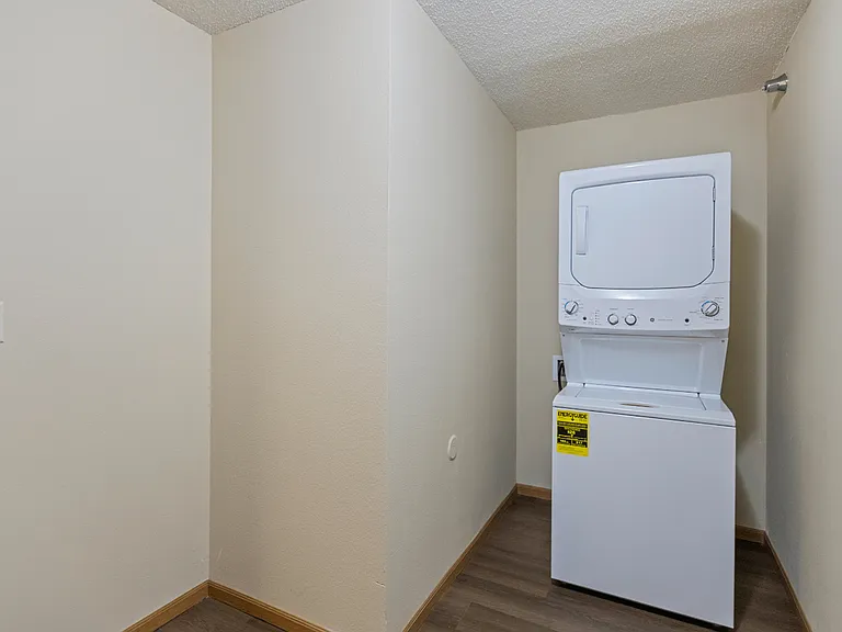 Kenyon Garden Apartments — Photo 36