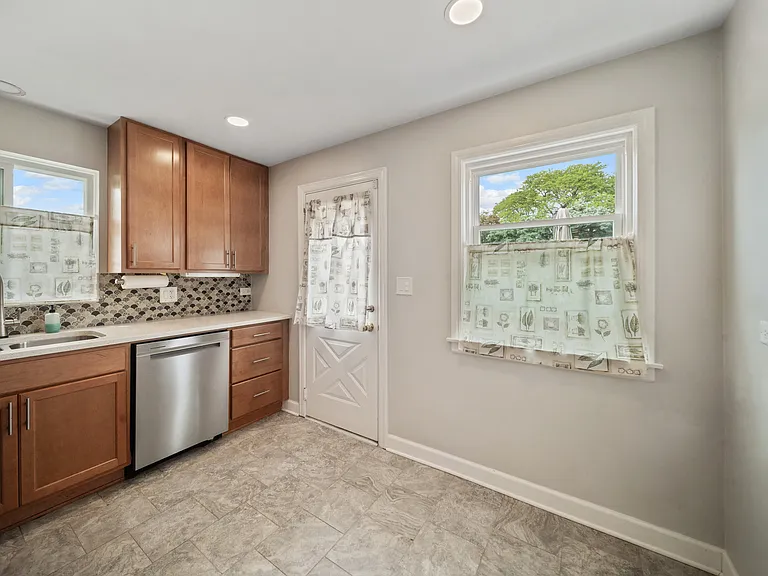 5320 Suffield Ct — Photo 9