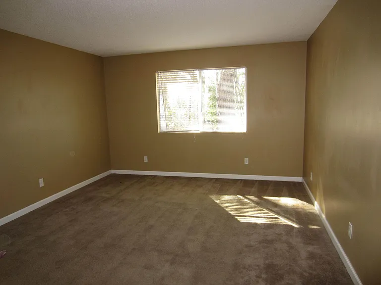 University Square Apartments — Photo 3