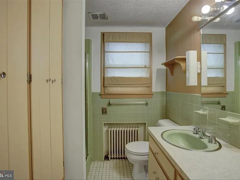 230 W 2nd St #A — Photo 5