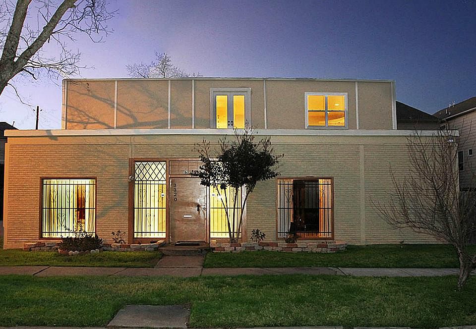 Huge contemporary 5 bedroom, 4.5 bath, brick home conveniently located minutes from Downtown and the esteemed Houston Medical Center.
