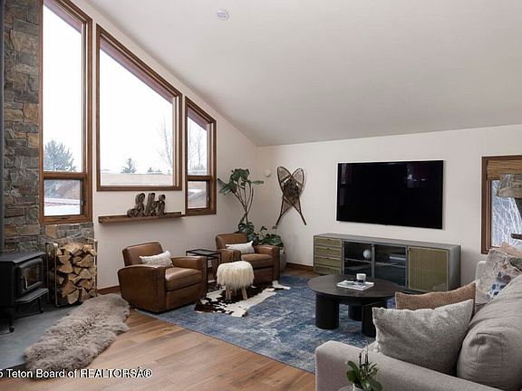 5th image of 671 E Kelly Ave