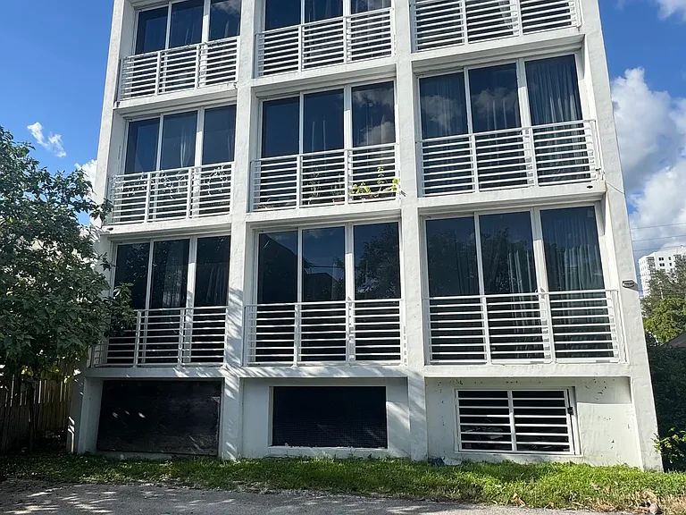 542 SW 3rd St #B2 — Photo 7